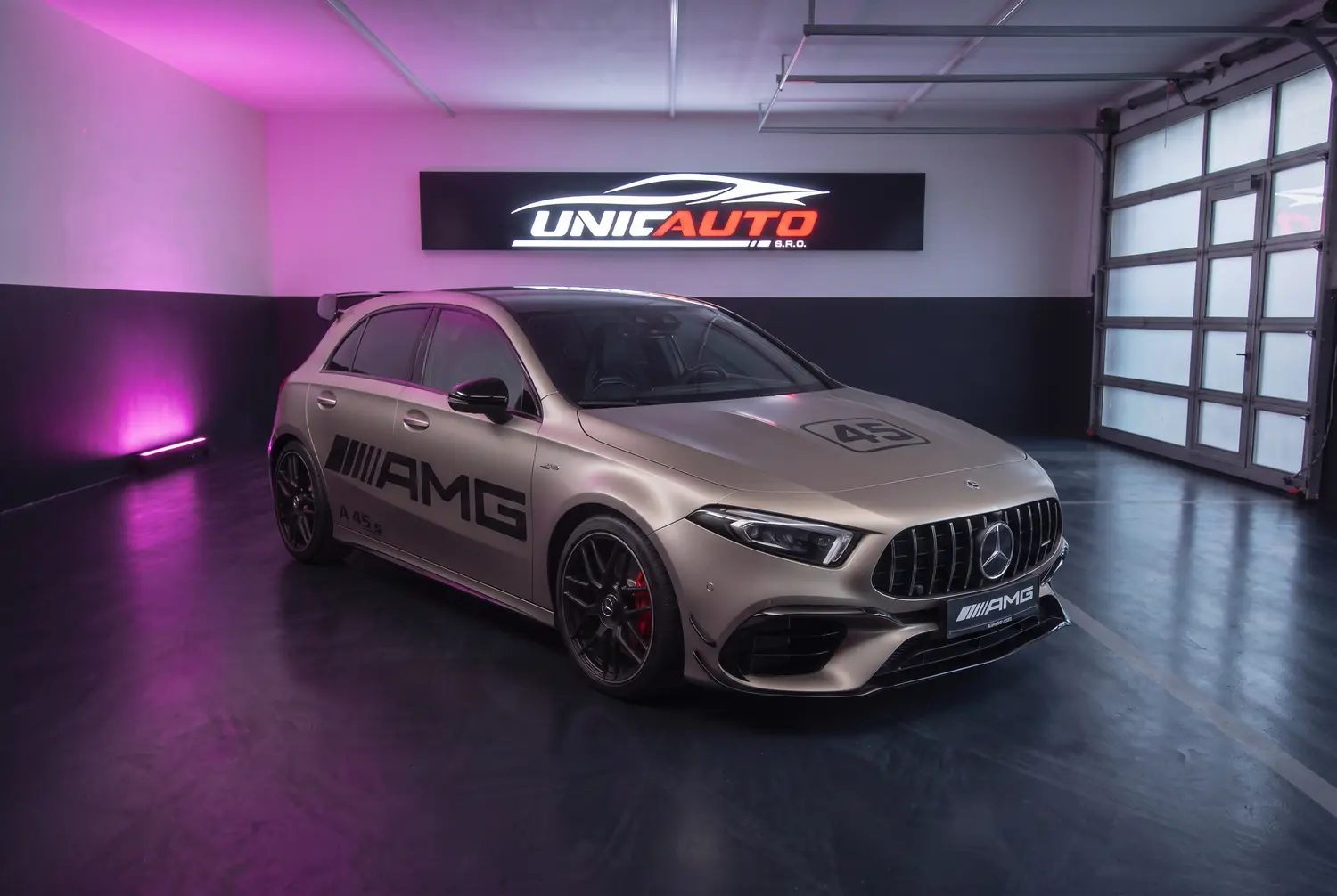 Mercedes-AMG A45 S a noleggio a Roma — esterno