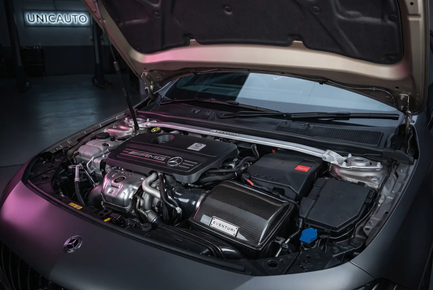 Mercedes-AMG A45 S a noleggio a Roma — vano motore
