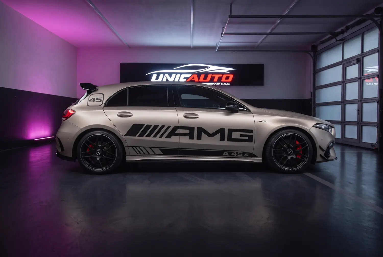 Mercedes-AMG A45 S a noleggio a Roma — laterale