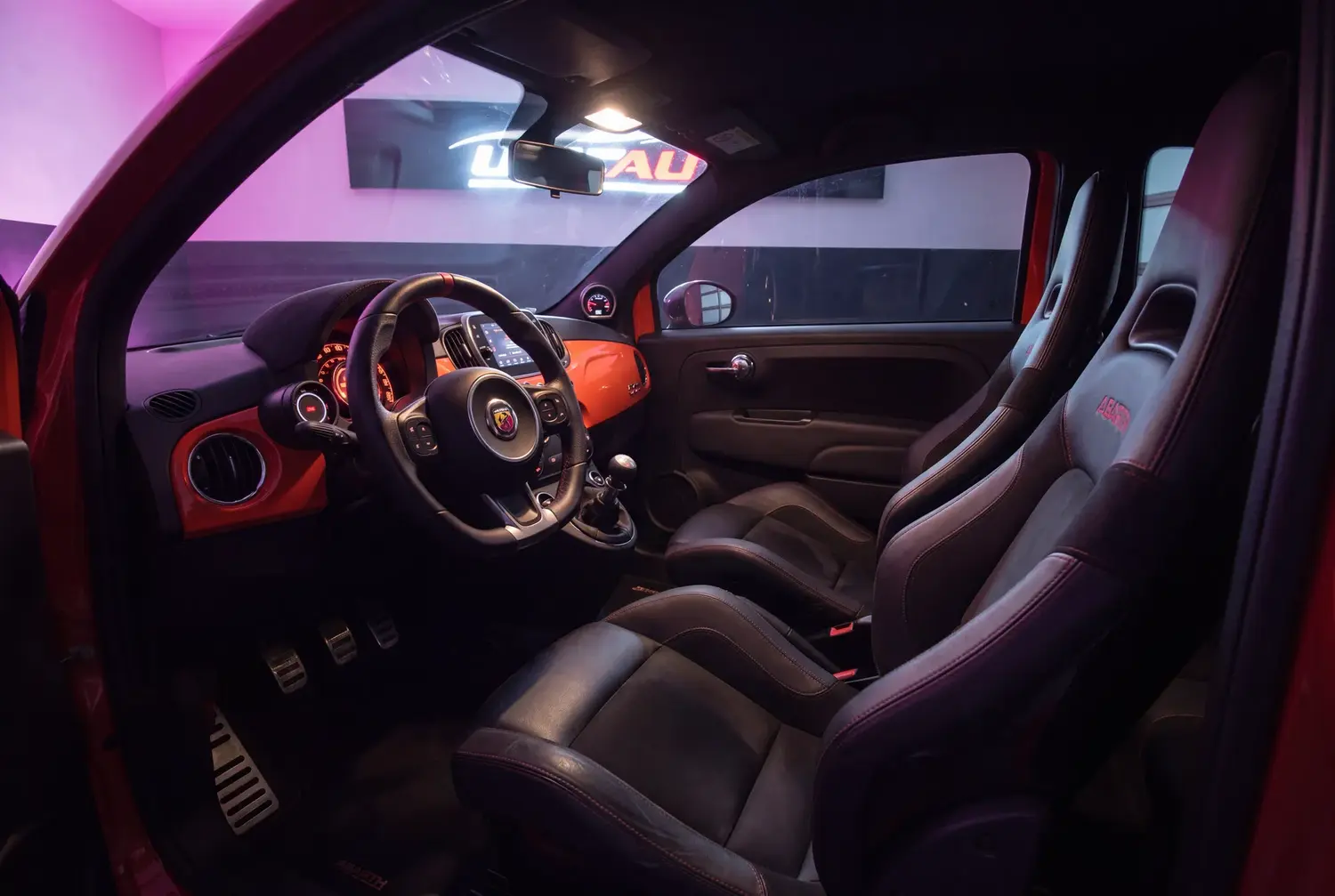 Abarth 695 Esseesse a noleggio a Roma — interni