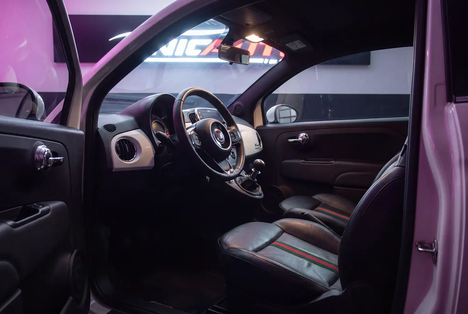 Fiat 500 Gucci a noleggio a Roma — interni