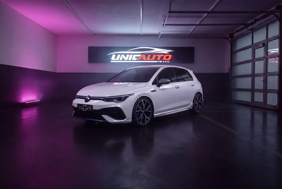Volkswagen Golf R a noleggio a Roma