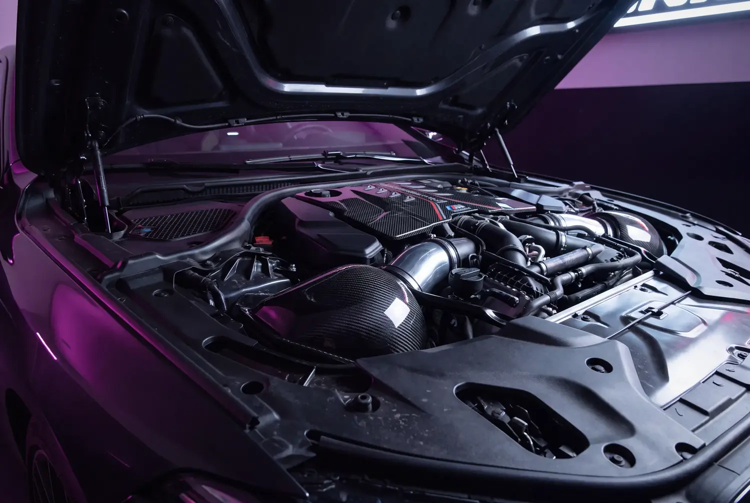 BMW M8 Competition Cabrio a noleggio a Roma — vano motore