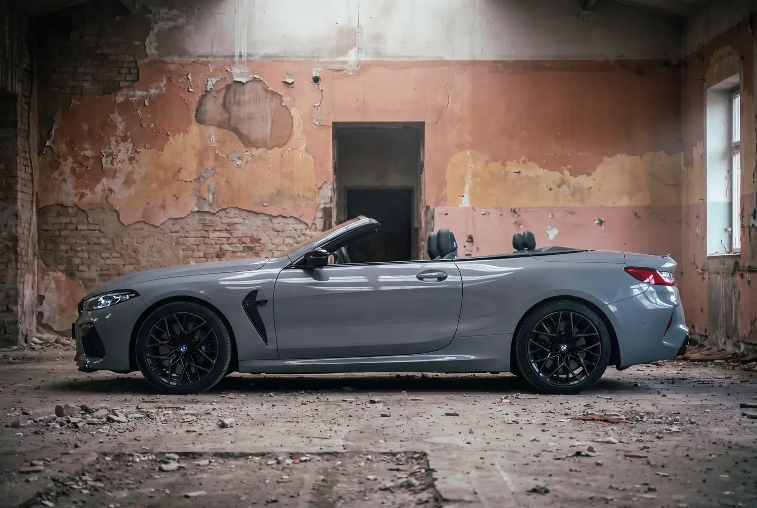 BMW M8 Competition Cabrio a noleggio a Roma — ambientazione
