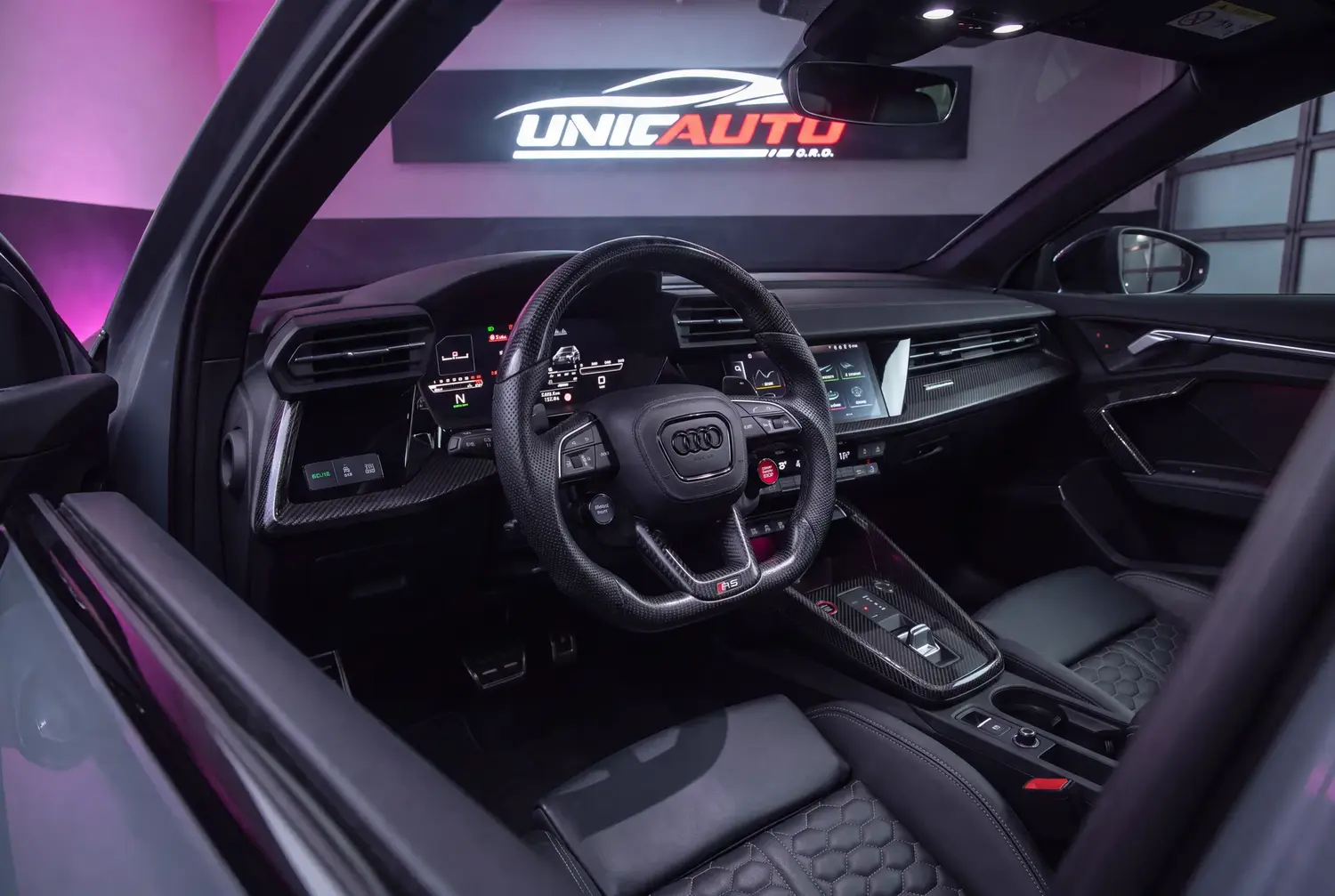 Audi RS3 Sportback a noleggio a Roma — interni